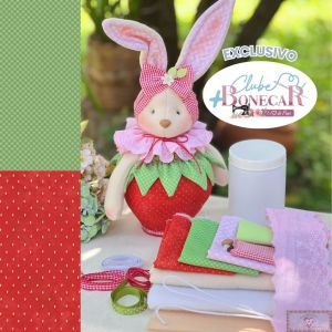 Coelha Surpresa de Morango - KIT DE MATERIAL (Sem Projeto!) Clube Bonecar JAN 2026