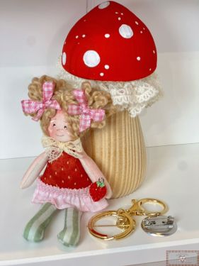 Boneca Artesanal (13CM) + 1 Chaveiro + 1 Broche - MORANGO